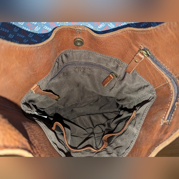 Women's Duluth Trading Leather Sling Purse - Picture 2 of 6